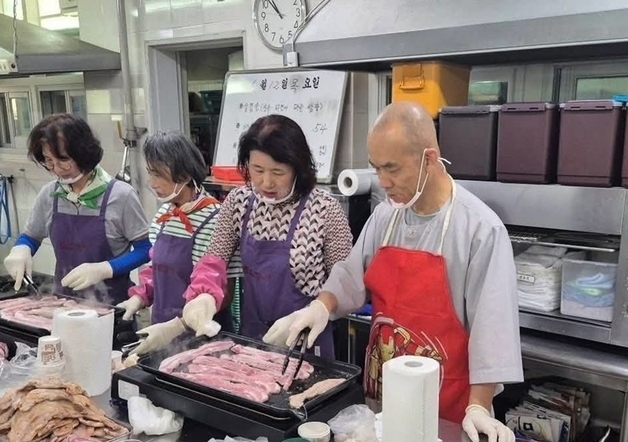 "고기반찬 끊겼다" 수녀원에…삼겹살 구워준 주지스님