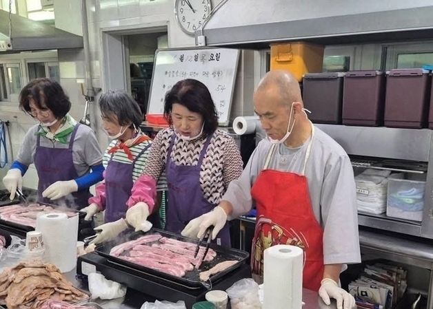 "고기반찬 끊겼다" 수녀원에…삼겹살 구워준 스님