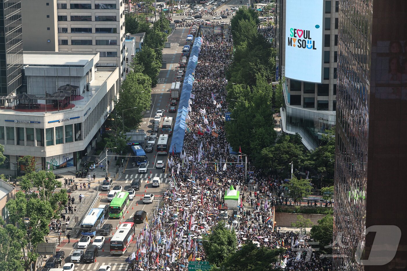 본문 이미지 - 14일 서울 종로구 종각역 인근에서 열린 &#39;2025 제26회 서울퀴어퍼레이드&#39;에서 참가자들이 행진하고 있다. 2025.6.14/뉴스1 ⓒ News1 김도우 기자