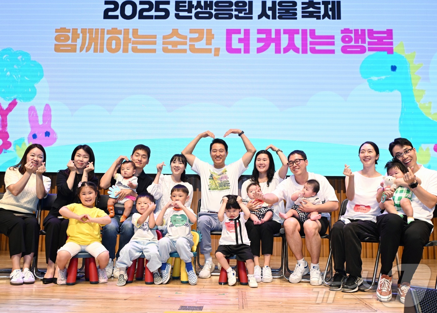 (서울=뉴스1) = 오세훈 서울시장이 14일  서울시청 다목적홀에서 열린 '2025 탄생응원 서울축제' 토크쇼 후 참여 가족들과 기념사진을 찍고 있다. (서울시 제공. 재판매 및 …