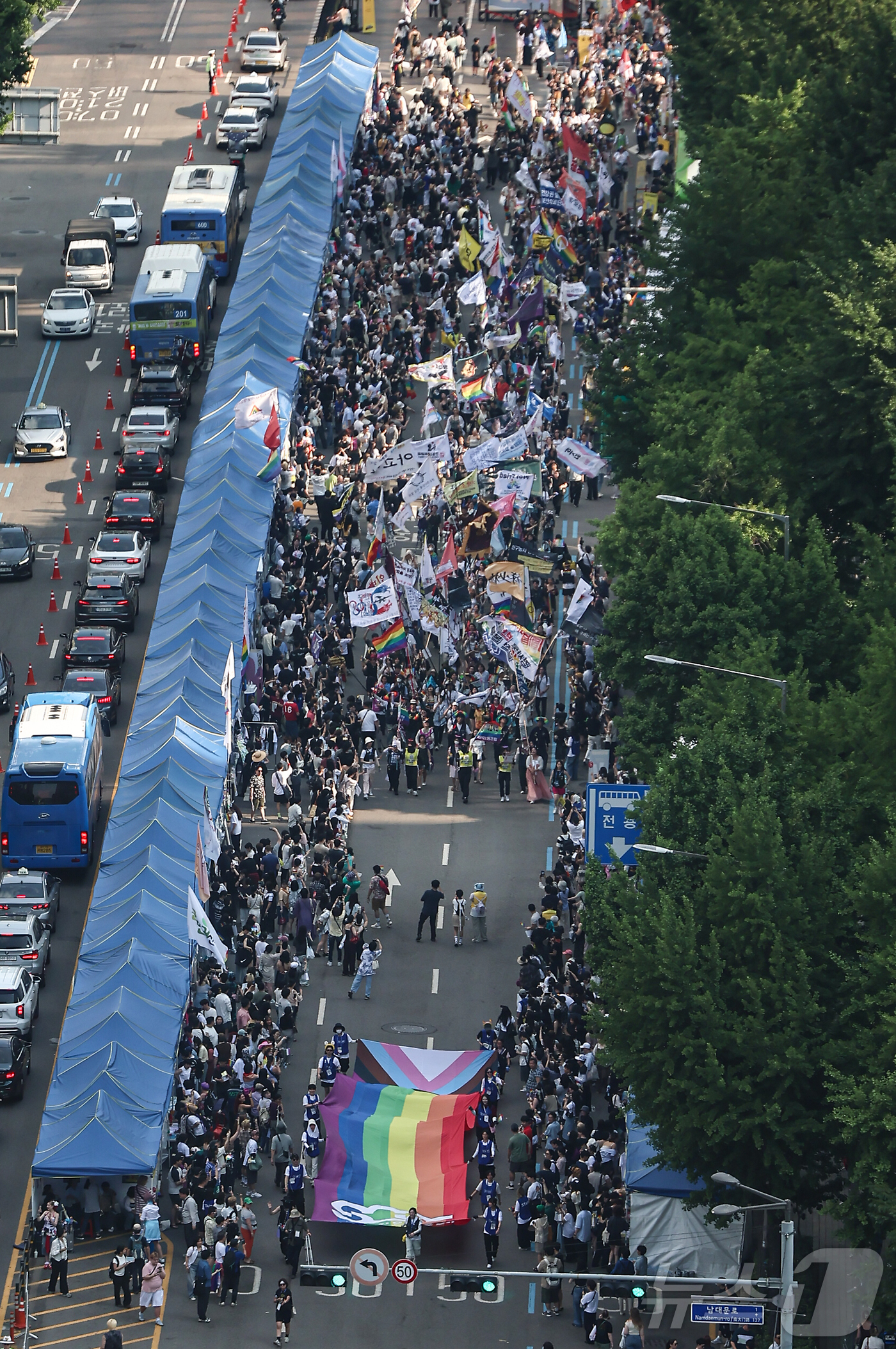 (서울=뉴스1) 김도우 기자 = 14일 서울 종로구 종각역 인근에서 열린 '2025 제26회 서울퀴어퍼레이드'에서 참가자들이 행진하고 있다. 2025.6.14/뉴스1