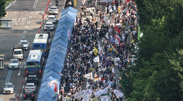 행진하는 퀴어축제 참가자들