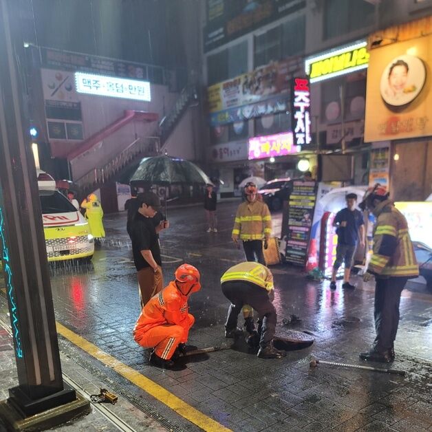 '호우·강풍' 부산·경남…맨홀에 사람 빠지고 나무 쓰러져(종합)
