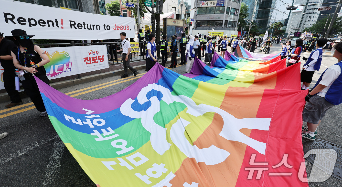 (서울=뉴스1) 장수영 기자 = 14일 서울 중구 명동성당 인근에서 '2025 제26회 서울퀴어퍼레이드'에서 참가자들이 행진하고 있다. 2025.6.14/뉴스1