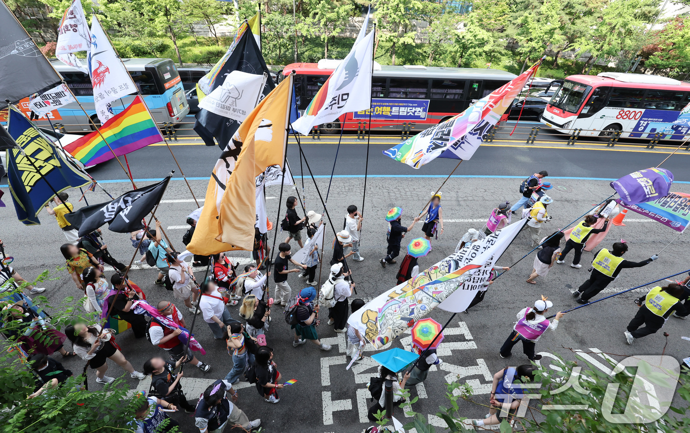 (서울=뉴스1) 장수영 기자 = 14일 서울 중구 명동성당 인근에서 '2025 제26회 서울퀴어퍼레이드'에서 참가자들이 행진하고 있다. 2025.6.14/뉴스1
