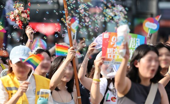 퀴어축제 서울 도심 무지개 행렬, 맞불집회에도 충돌 없이 마무리(종합)