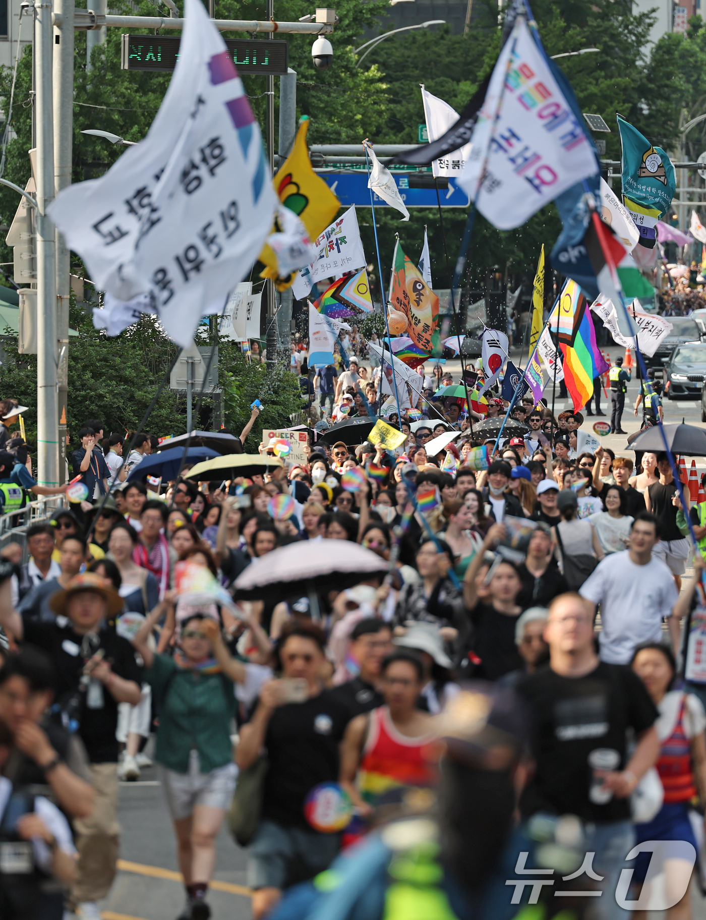 (서울=뉴스1) 장수영 기자 = 14일 서울 중구 명동성당 인근에서 '2025 제26회 서울퀴어퍼레이드'에서 참가자들이 행진하고 있다. 2025.6.14/뉴스1