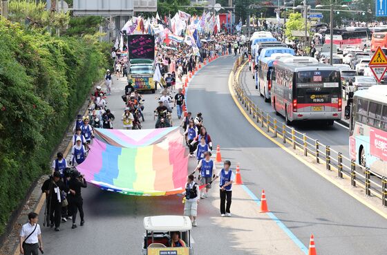 "우리는 결코 멈추지 않는다" 무지갯빛 서울퀴어축제…맞불 집회도