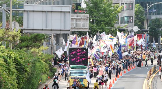 퍼레이드하는 퀴어축제 참석자들