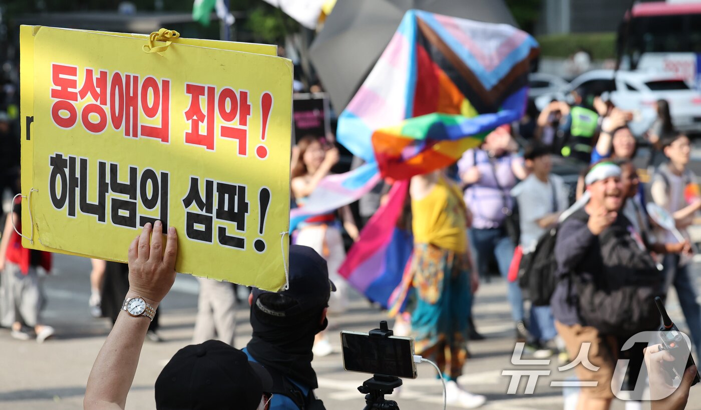 본문 이미지 - 14일 서울 중구 명동성당 인근에서 개신교 신자들이 &#39;2025 제26회 서울퀴어퍼레이드&#39; 참가자들을 향해 목소리를 높이고 있다. 2025.6.14/뉴스1 ⓒ News1 장수영 기자