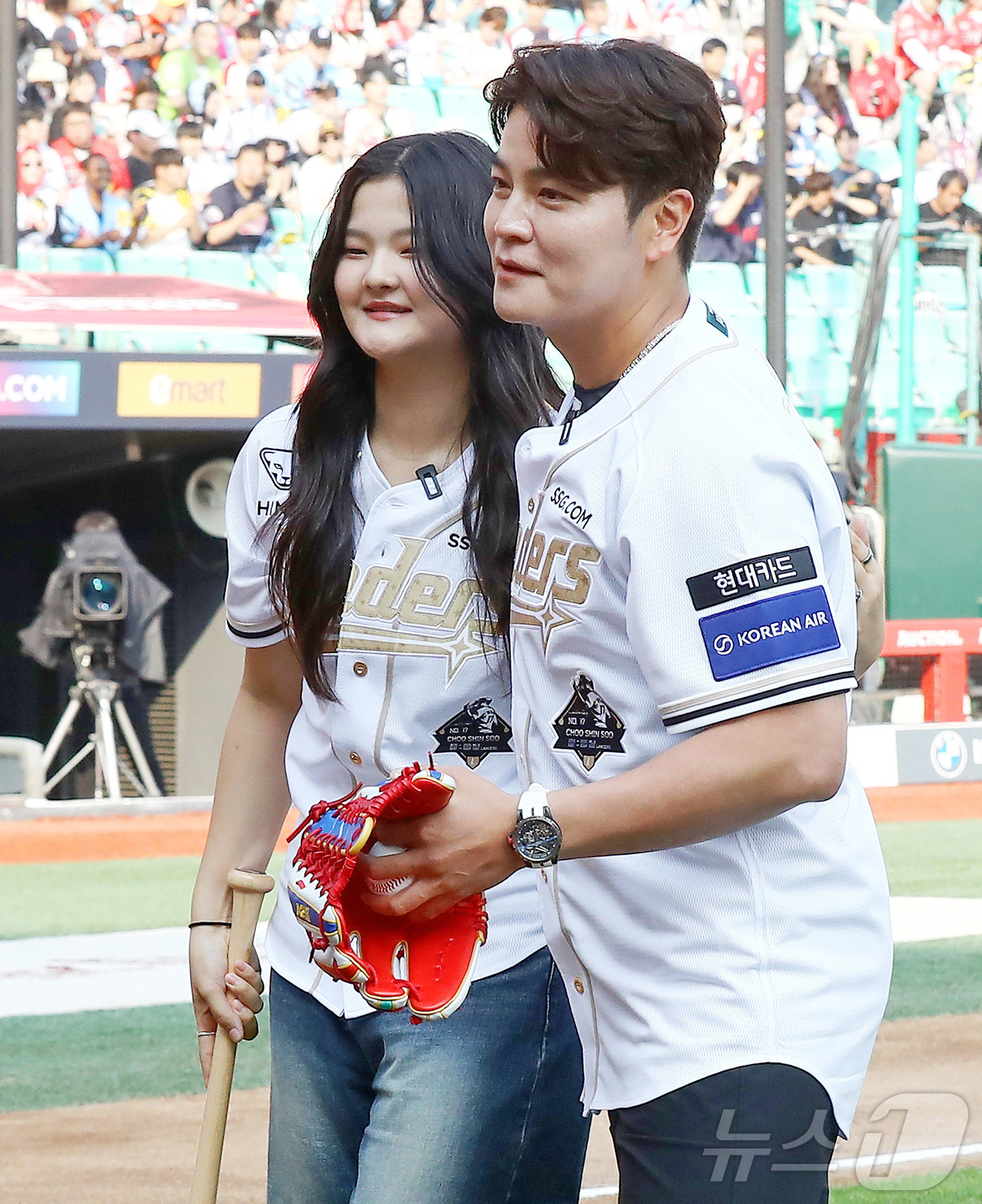 (인천=뉴스1) = 추신수 SSG 랜더스 구단주 보좌역 겸 육성총괄의 은퇴식 날인 14일 인천 SSG랜더스필드에서 시포에 나선 추 보좌역이 시타를 마친 딸 추소희 양을 안아주고 있 …