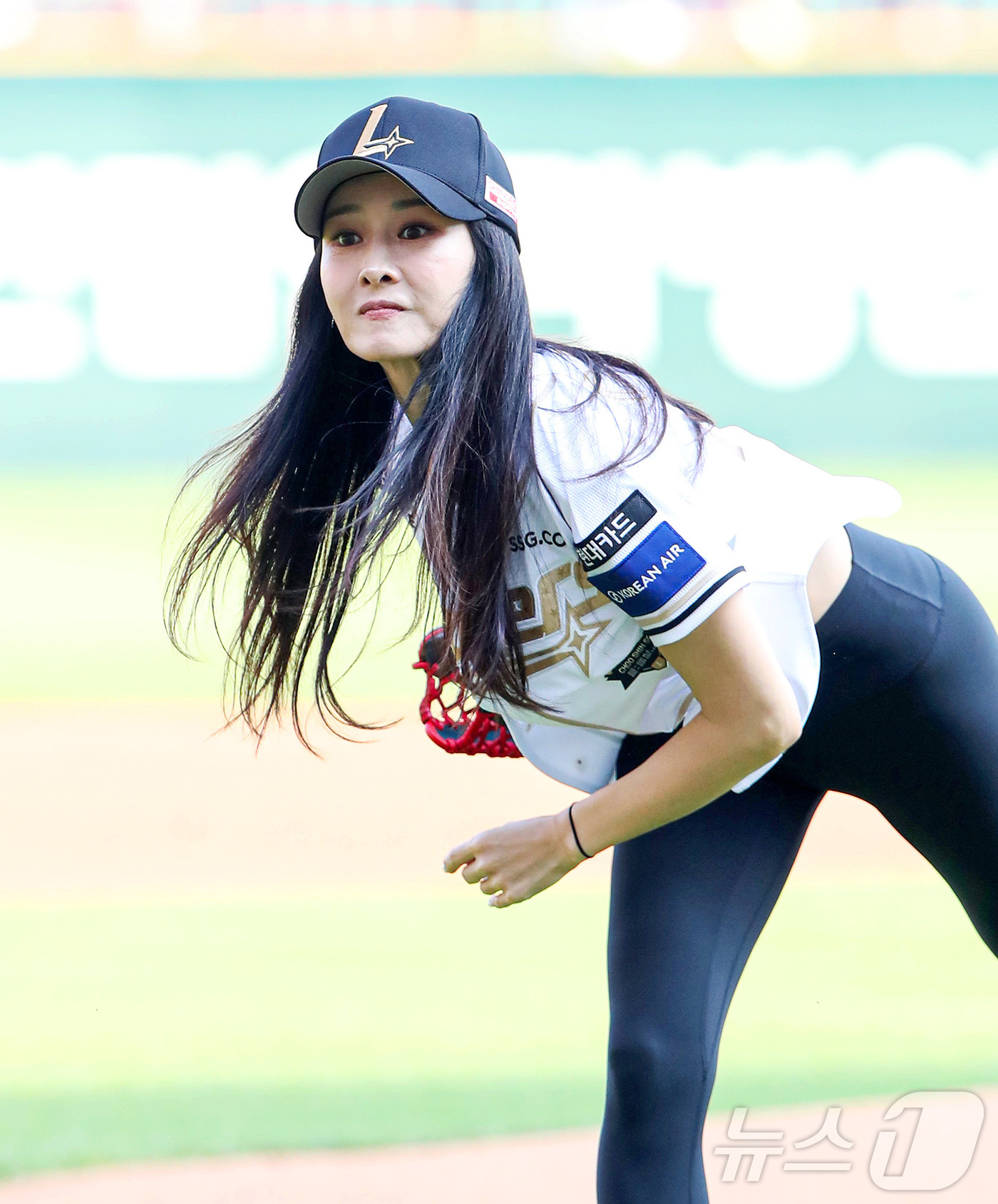 (인천=뉴스1) = 추신수 SSG 랜더스 구단주 보좌역 겸 육성총괄의 은퇴식 날인 14일 인천 SSG랜더스필드에서 추 보좌역 아내 하원미씨가 시구하고 있다. (SSG 랜더스 제공. …