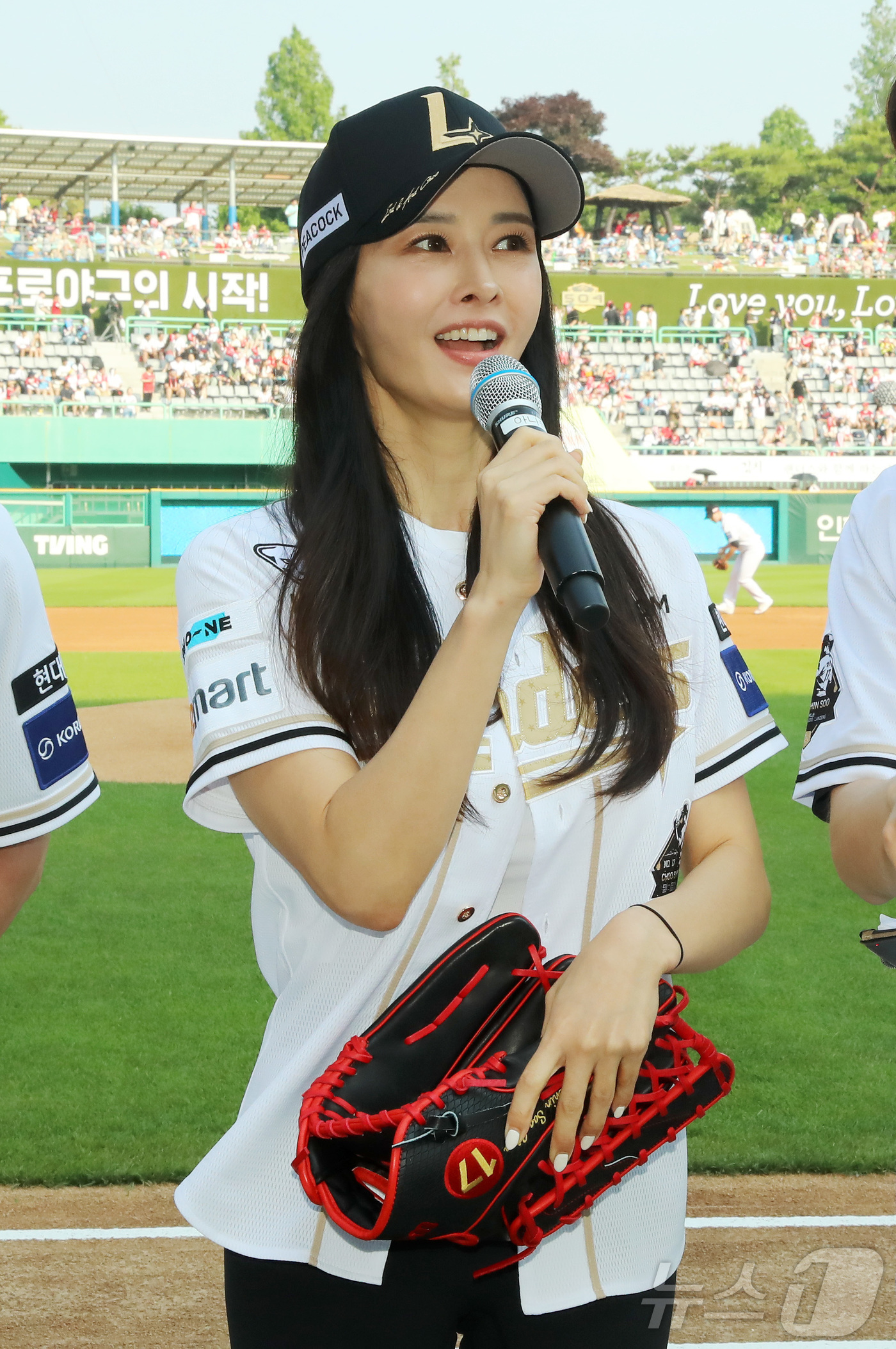 (인천=뉴스1) = 추신수 SSG 랜더스 구단주 보좌역 겸 육성총괄의 은퇴식 날인 14일 인천 SSG랜더스필드에서 추 보좌역 아내 하원미가 인사말하고 있다. (SSG 랜더스 제공. …