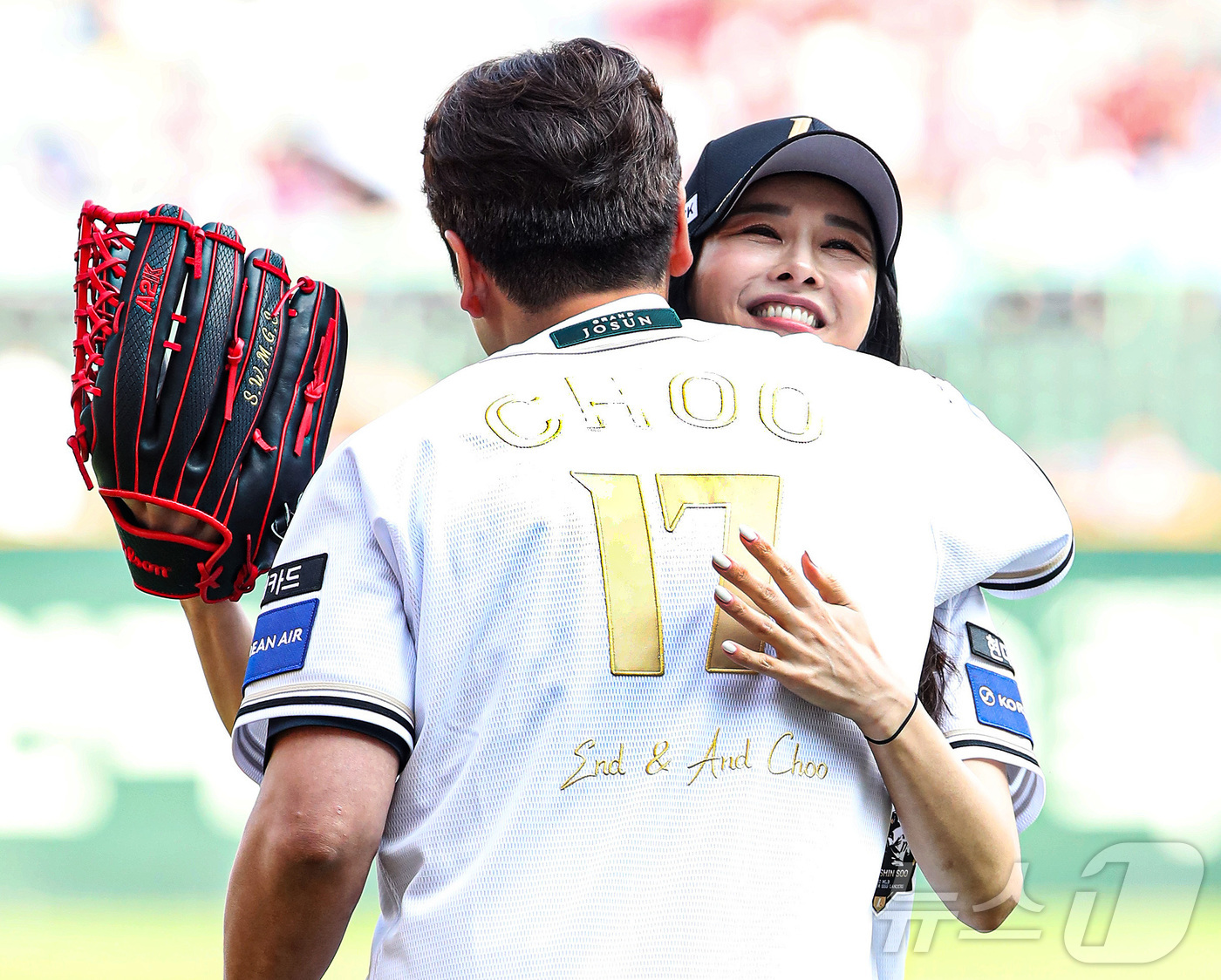 (인천=뉴스1) = 추신수 SSG 랜더스 구단주 보좌역 겸 육성총괄의 은퇴식 날인 14일 인천 SSG랜더스필드에서 추 보좌역이 아내 하원미씨 포옹하고 있다. (SSG 랜더스 제공. …