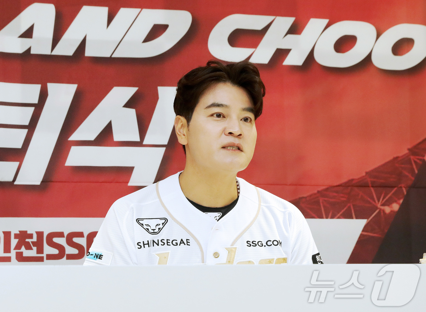 (인천=뉴스1) = 추신수 SSG 랜더스 구단주 보좌역 겸 육성총괄이 14일 인천 SSG랜더스필드에서 열린 자신의 은퇴식에서 취재진과 인터뷰하고 있다. (SSG 랜더스 제공, 재판 …