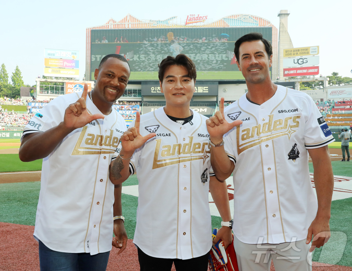 (인천=뉴스1) = 추신수 SSG 랜더스 구단주 보좌역 겸 육성총괄의 은퇴식 날인 14일 인천 SSG랜더스필드에서 MLB시절 동료 아드리안 벨트레, 콜 해멀스와 기념촬영하고 있다. …
