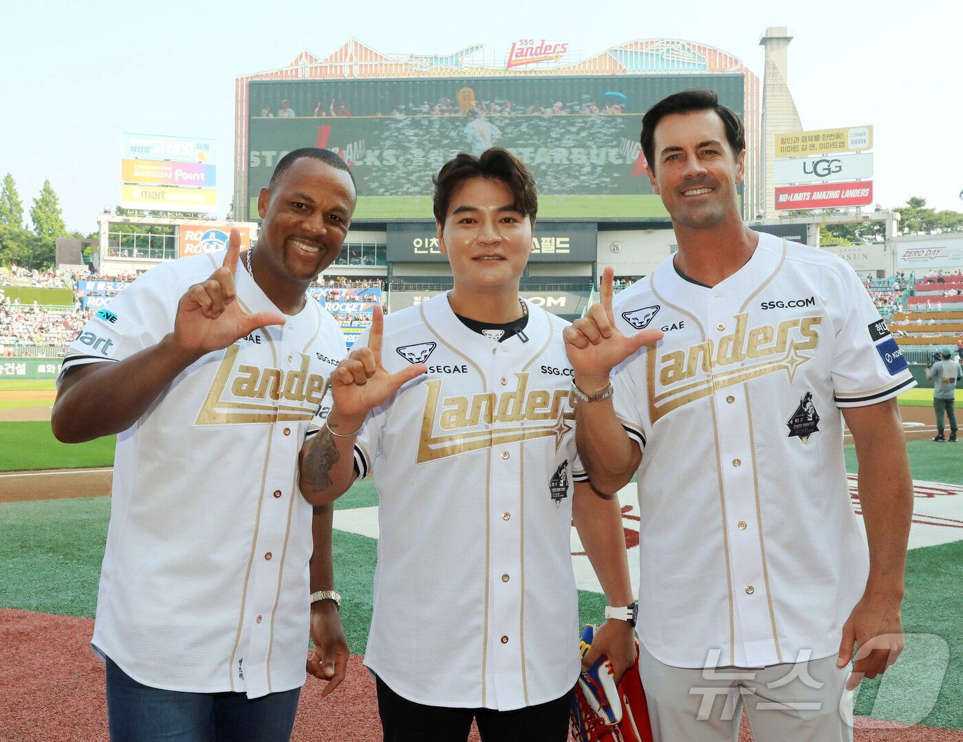 본문 이미지 - 추신수 SSG 랜더스 구단주 보좌역 겸 육성총괄의 은퇴식 날인 14일 인천 SSG랜더스필드에서 MLB시절 동료 아드리안 벨트레, 콜 해멀스와 기념촬영하고 있다. &#40;SSG 랜더스 제공. 재판매 및 DB금지&#41; 2025.6.14/뉴스1