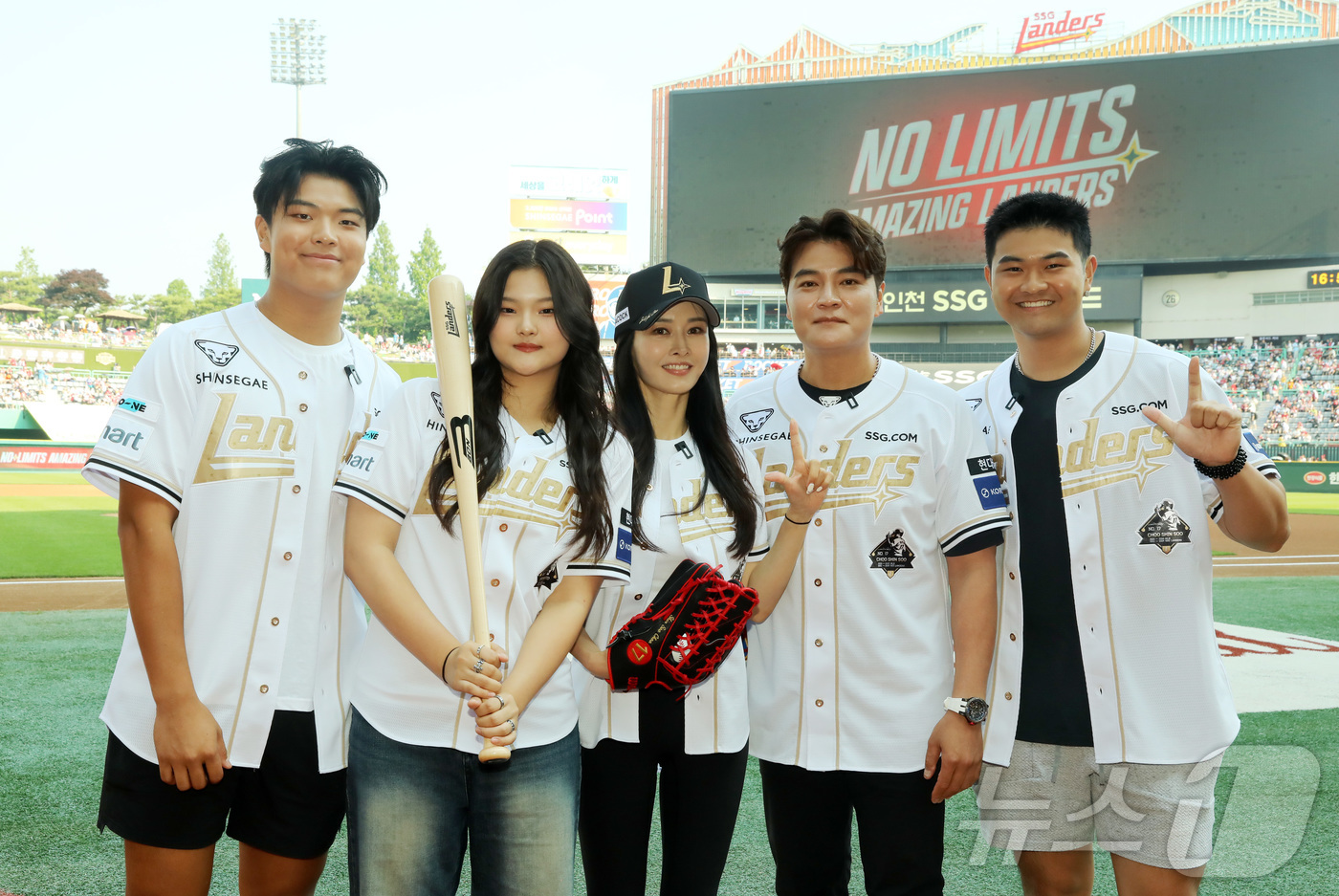 (인천=뉴스1) = 추신수 SSG 랜더스 구단주 보좌역 겸 육성총괄의 은퇴식 날인 14일 인천 SSG랜더스필드에서 추 보좌역이 아내 하원미와 딸 추소희, 아들 추무빈, 추건우와 기 …