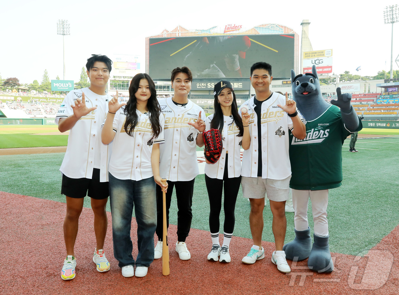 (인천=뉴스1) = 추신수 SSG 랜더스 구단주 보좌역 겸 육성총괄의 은퇴식 날인 14일 인천 SSG랜더스필드에서 추 보좌역이 아내 하원미와 딸 추소희, 아들 추무빈, 추건우와 기 …