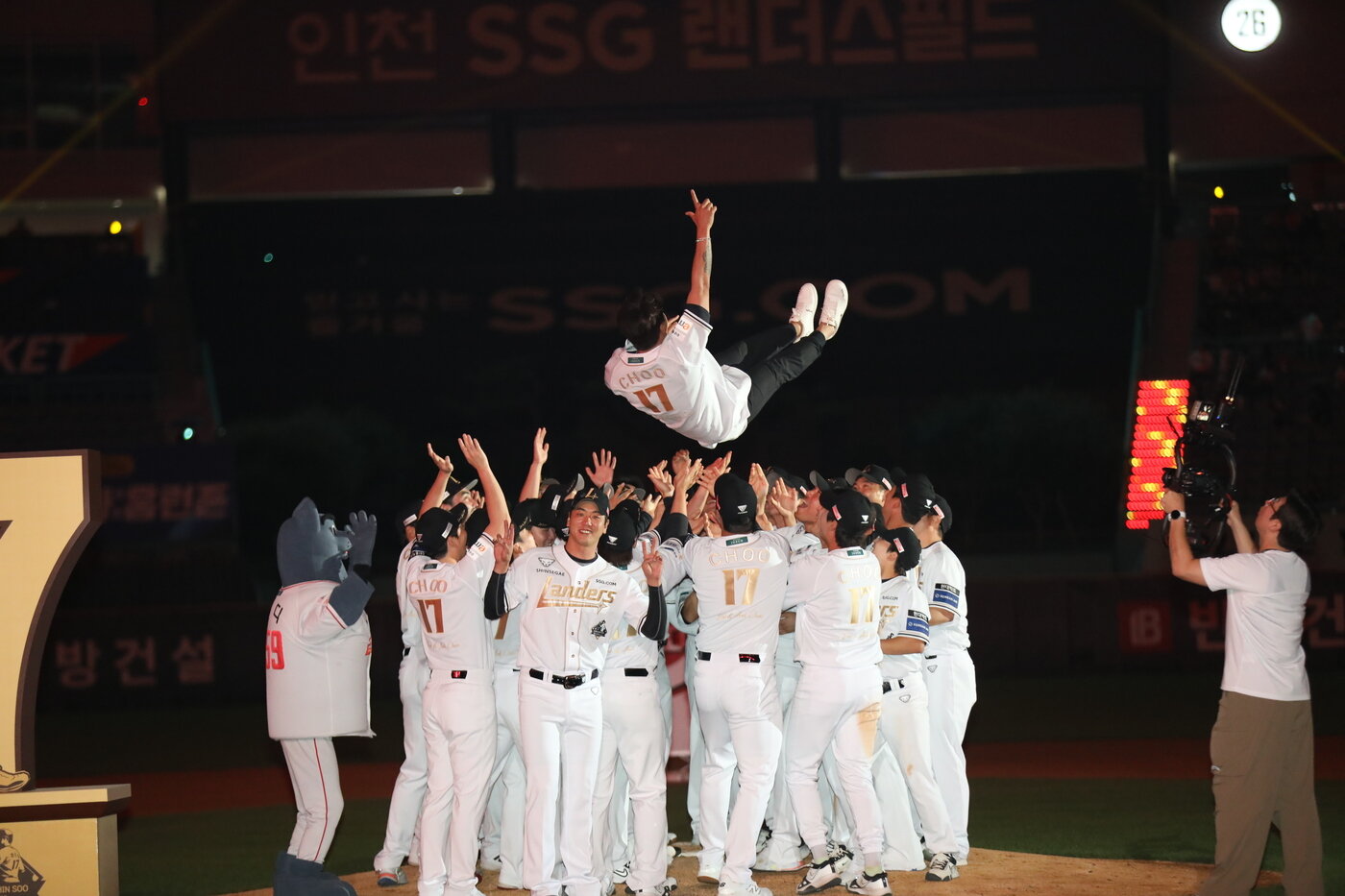 본문 이미지 - SSG 랜더스는 14일 인천 SSG랜더스필드에서 추신수 구단주 보좌역 겸 육성총괄의 은퇴식을 진행했다. &#40;SSG 랜더스 제공&#41;