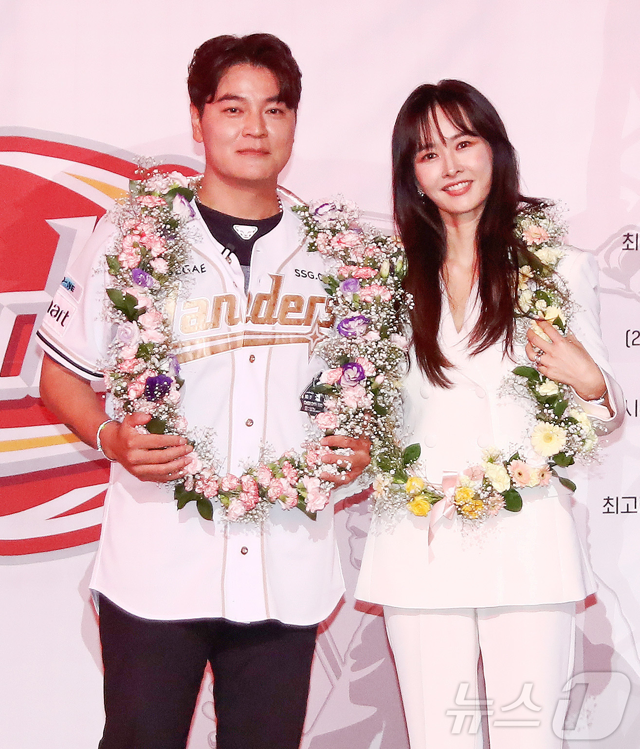 (서울=뉴스1) = 추신수 SSG 랜더스 구단주 보좌역 겸 육성총괄이 14일 인천 SSG랜더스필드에서 열린 자신의 은퇴식에서 아내 하원미와 기념촬영을 하고 있다. (SSG랜더스 제 …