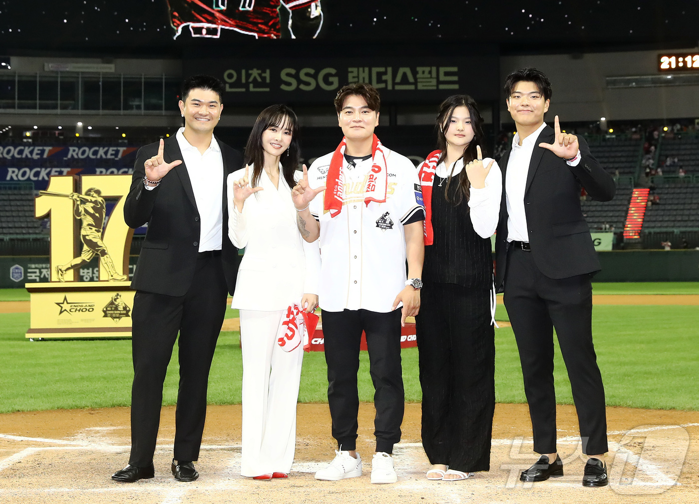 (서울=뉴스1) = 추신수 SSG 랜더스 구단주 보좌역 겸 육성총괄이 14일 인천 SSG랜더스필드에서 열린 자신의 은퇴식에서 아내 하원미, 딸 추소희, 아들 추무빈·추건우와 기념촬 …