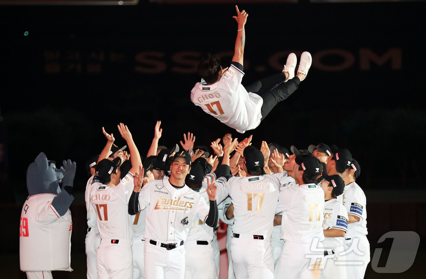 (서울=뉴스1) = 추신수 SSG 랜더스 구단주 보좌역 겸 육성총괄이 14일 인천 SSG랜더스필드에서 열린 자신의 은퇴식에서 동료들로부터 헹가래를 받고 있다. (SSG 랜더스 제공 …