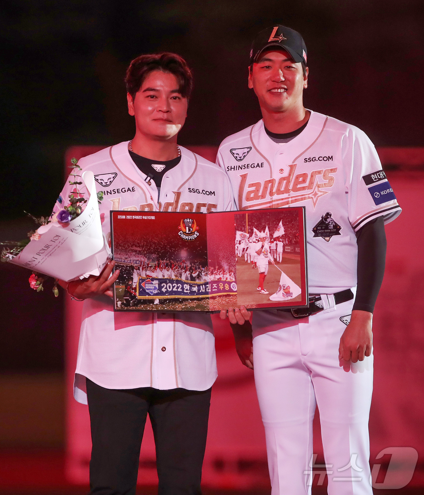 (서울=뉴스1) = 추신수 SSG 랜더스 구단주 보좌역 겸 육성총괄이 14일 인천 SSG랜더스필드에서 열린 자신의 은퇴식에서 주장 김광현과 기념촬영을 하고 있다. (SSG 랜더스 …