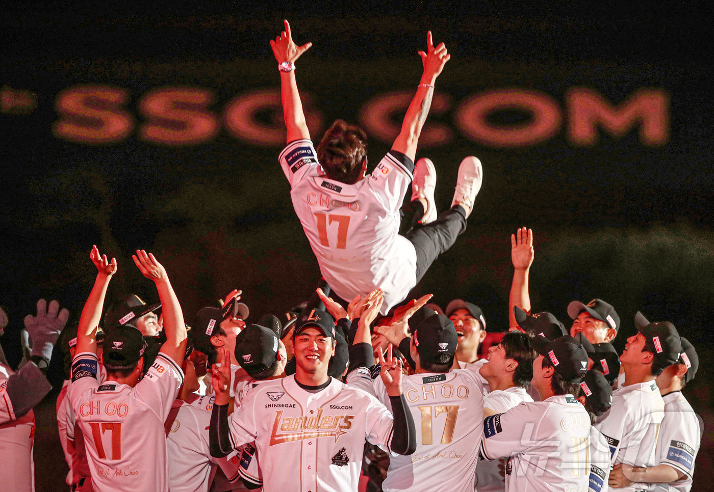 (서울=뉴스1) = 추신수 SSG 랜더스 구단주 보좌역 겸 육성총괄이 14일 인천 SSG랜더스필드에서 열린 자신의 은퇴식에서 동료들로부터 헹가래를 받고 있다. (SSG 랜더스 제공 …