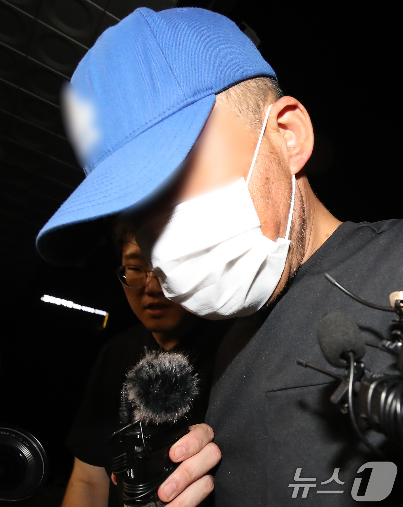 (대구=뉴스1) 공정식 기자 = 대구에서 스토킹 해오던 여성을 살해한 피의자 A씨가 15일 오전 대구성서경찰서로 압송되고 있다.A씨는 지난 10일 오전 3시30분쯤 대구 달서구 장 …