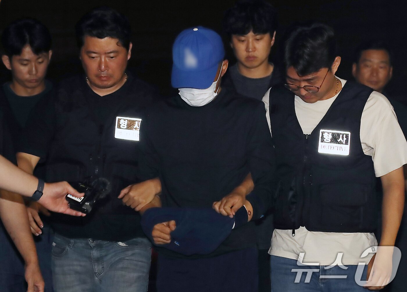 본문 이미지 - 대구에서 스토킹 해오던 여성을 살해한 피의자 A씨가 15일 오전 대구 성서경찰서로 압송되고 있다.  2025.6.15/뉴스1 ⓒ News1 공정식 기자