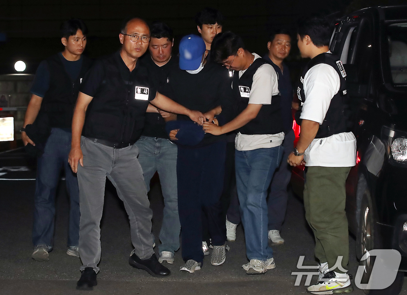 (대구=뉴스1) 공정식 기자 = 대구에서 스토킹 해오던 여성을 살해한 피의자 A씨가 15일 오전 대구성서경찰서로 압송되고 있다.A씨는 지난 10일 오전 3시30분쯤 대구 달서구 장 …