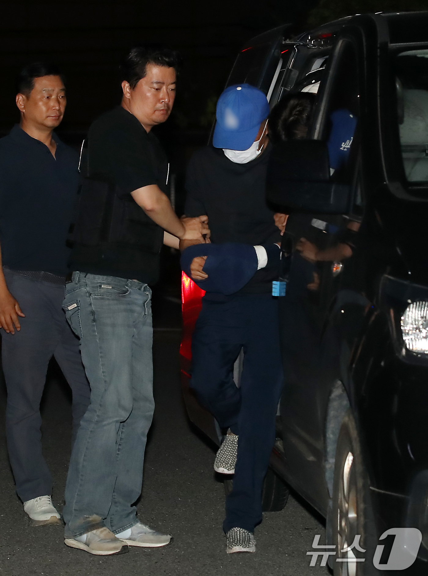 (대구=뉴스1) 공정식 기자 = 대구에서 스토킹 해오던 여성을 살해한 피의자 A씨가 15일 오전 대구성서경찰서로 압송되고 있다.A씨는 지난 10일 오전 3시30분쯤 대구 달서구 장 …