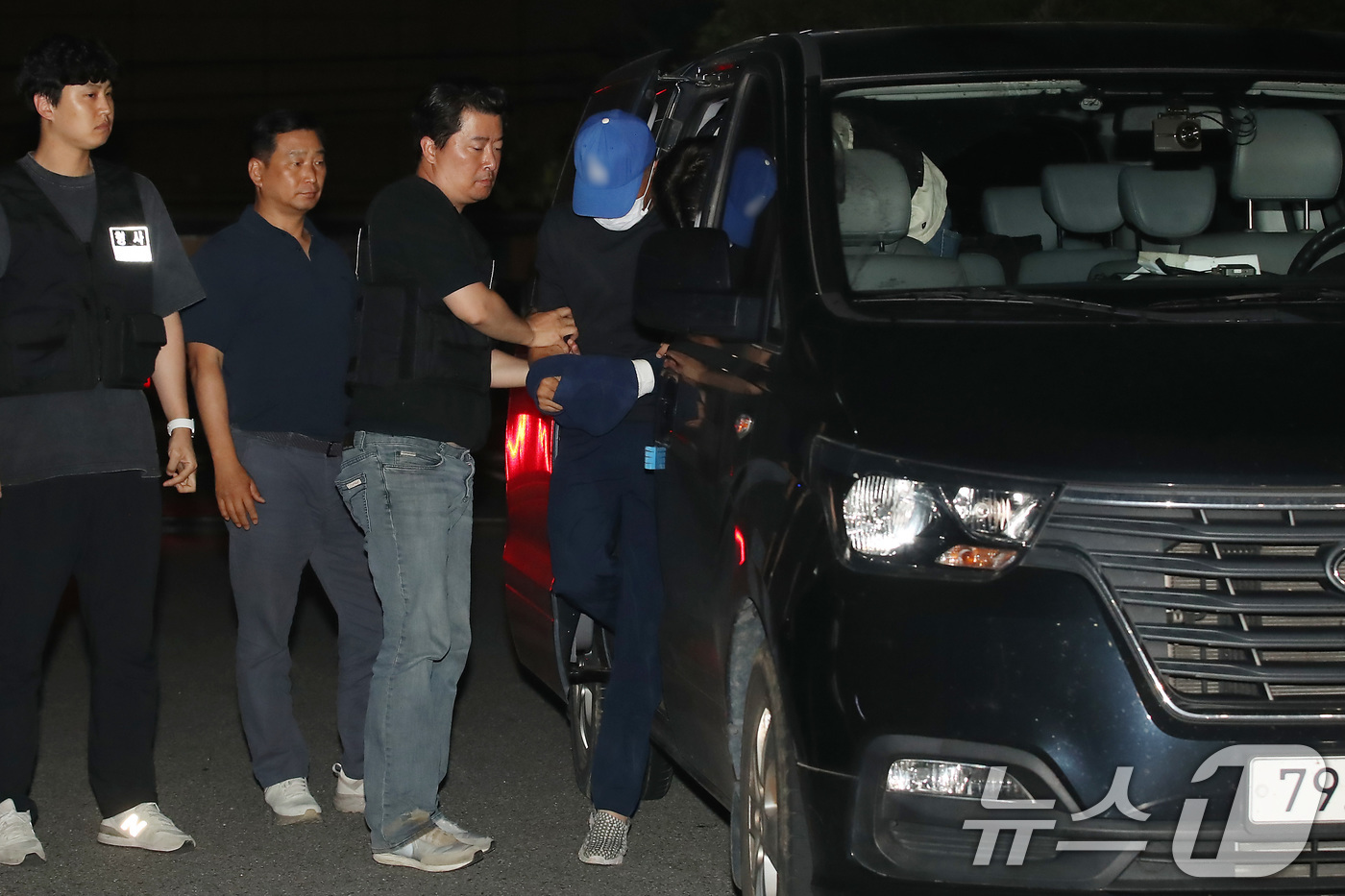 (대구=뉴스1) 공정식 기자 = 대구에서 스토킹 해오던 여성을 살해한 피의자 A씨가 15일 오전 대구성서경찰서로 압송되고 있다.A씨는 지난 10일 오전 3시30분쯤 대구 달서구 장 …