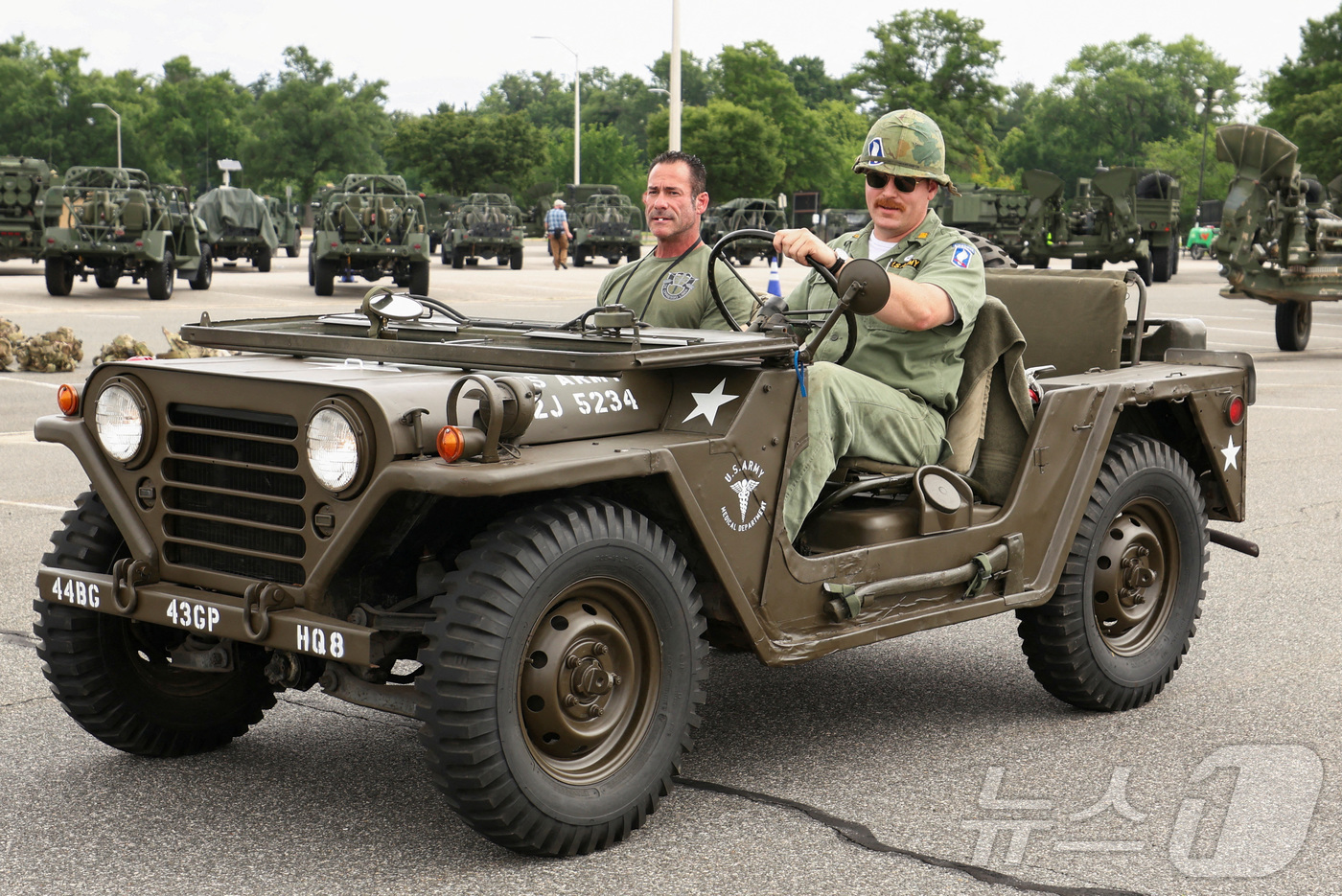 (워싱턴DC 로이터=뉴스1) 류정민 특파원 = 빈티지 군용차 애호가들이 14일(현지시간) 미국 버지니아주 알링턴의 펜타곤에서 워싱턴DC 시내에 걸쳐 열릴 예정인 미 육군 건국 25 …