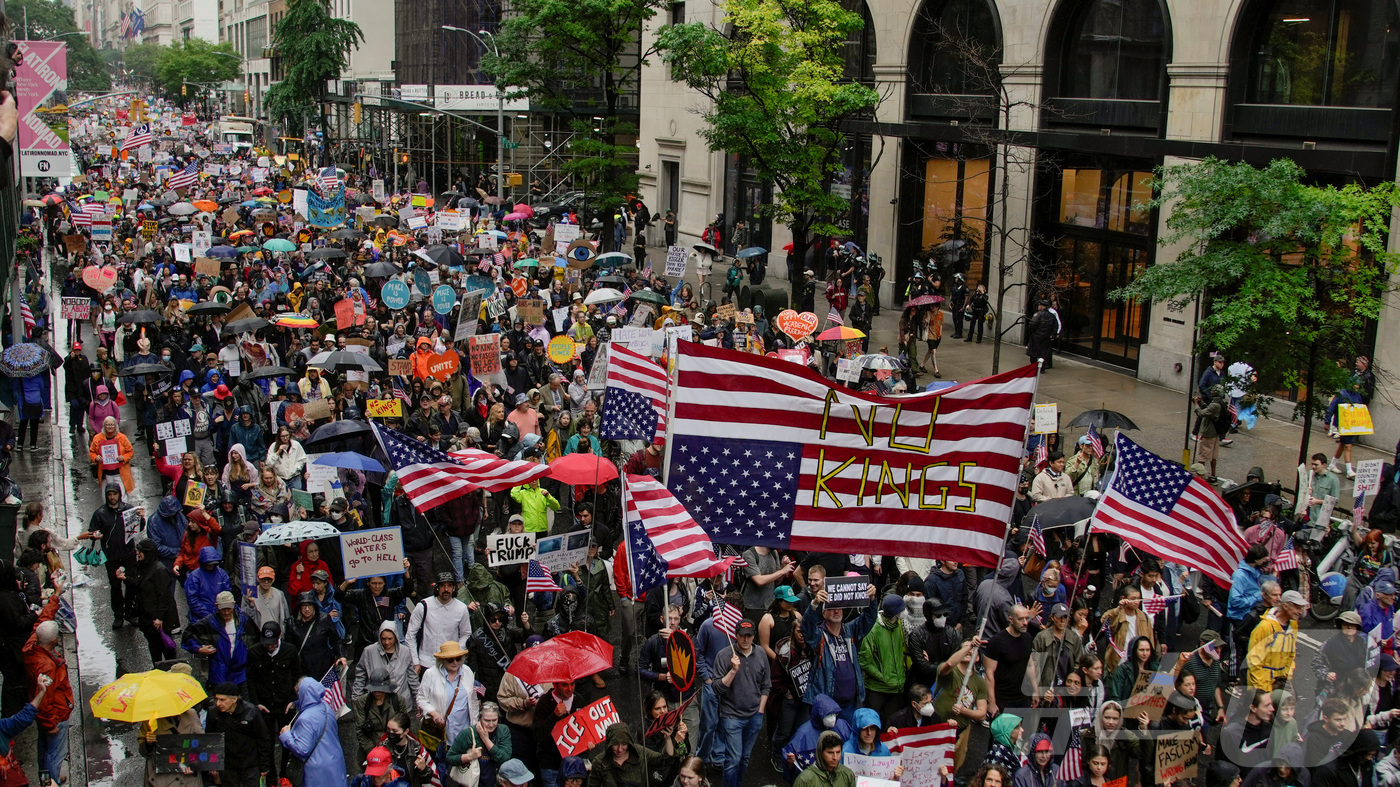 (뉴욕 로이터=뉴스1) 류정민 특파원 = 14일(현지시간) 미국 뉴욕에서 도널드 트럼프 미국 대통령의 정책에 반대하는 '노킹스'(No Kings) 시위가 열린 가운데, 시위대가 저 …