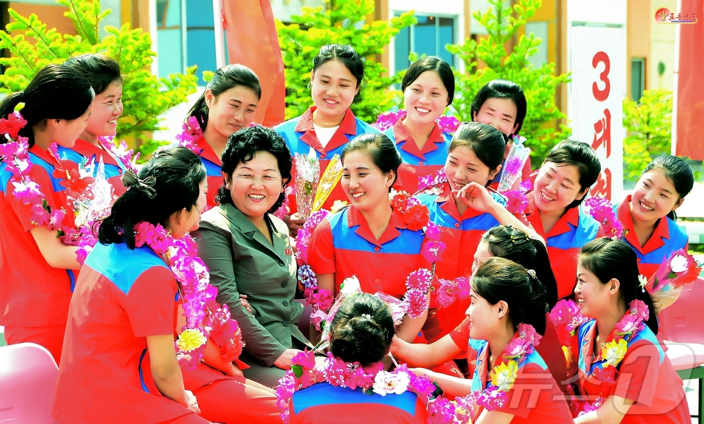 (평양 노동신문=뉴스1) = 북한 노동당 기관지 노동신문은 15일 희천제사공장의 여성 당일꾼의 성과를 소개했다. [국내에서만 사용가능. 재배포 금지. DB 금지. For Use O …