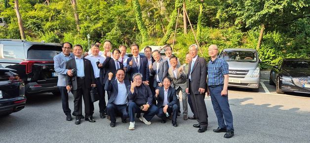 李대통령, 장남 결혼식에 '소년공 친구' 초대…목메어 말 잇지 못하기도