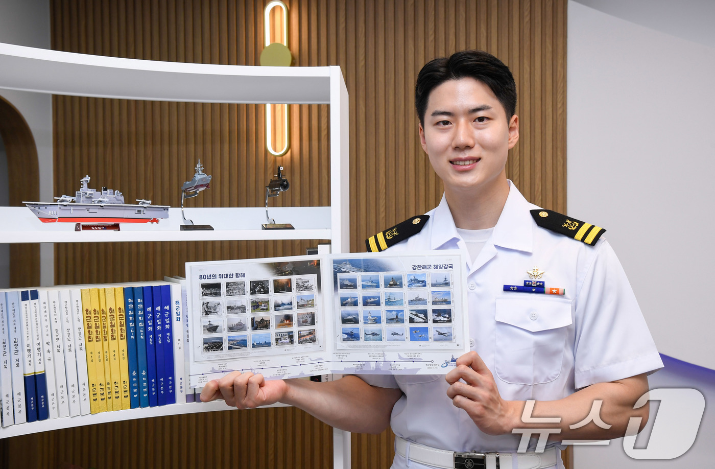 (서울=뉴스1) = 해군이 창설 80주년을 맞아 우정사업본부와 함께 '대한민국 해군 80년 위대한 항해' 기념 우표첩을 발행했다고 15일 밝혔다.이번 우표첩은 해군의 주요 역사와 …