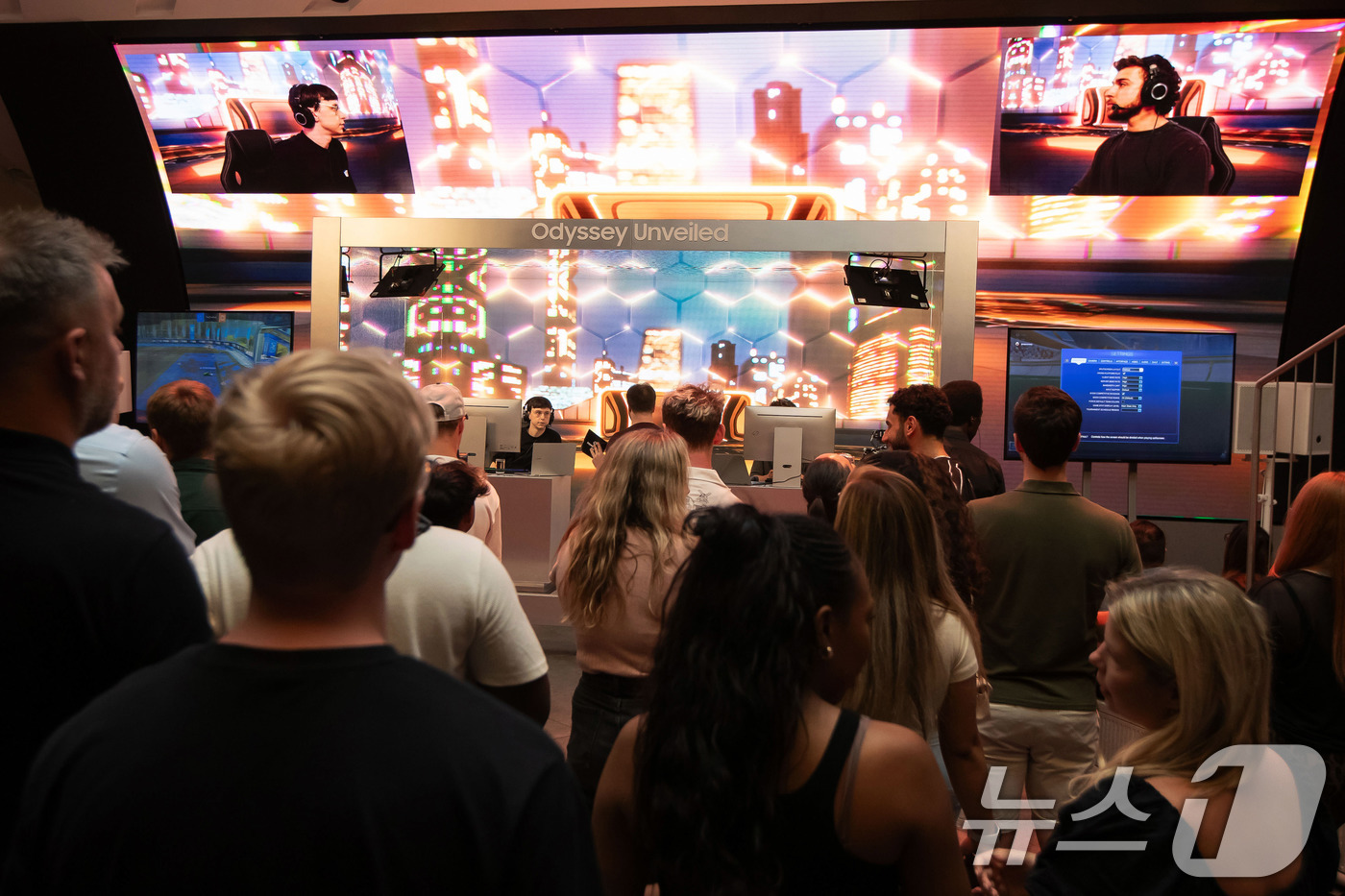 (서울=뉴스1) = 삼성전자가 13일(현지시간) 영국 런던에 위치한 삼성전자 브랜드 체험관 '삼성 킹스크로스(Samsung KX)'에서 오디세이 게이밍 모니터 팬들과 함께하는 '오 …