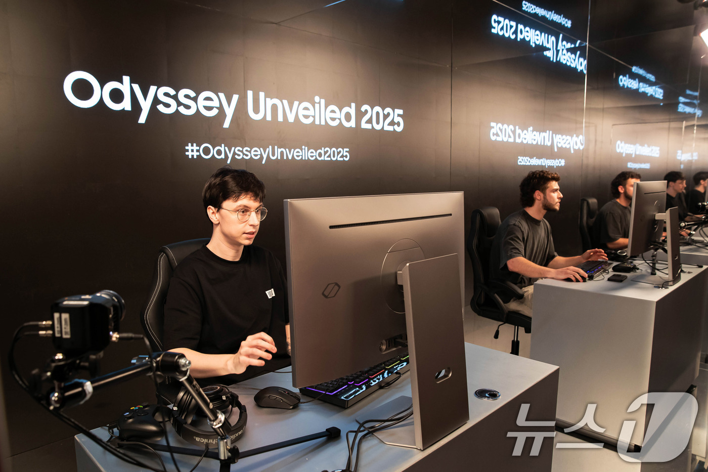 (서울=뉴스1) = 삼성전자가 13일(현지시간) 영국 런던에 위치한 삼성전자 브랜드 체험관 '삼성 킹스크로스(Samsung KX)'에서 오디세이 게이밍 모니터 팬들과 함께하는 '오 …