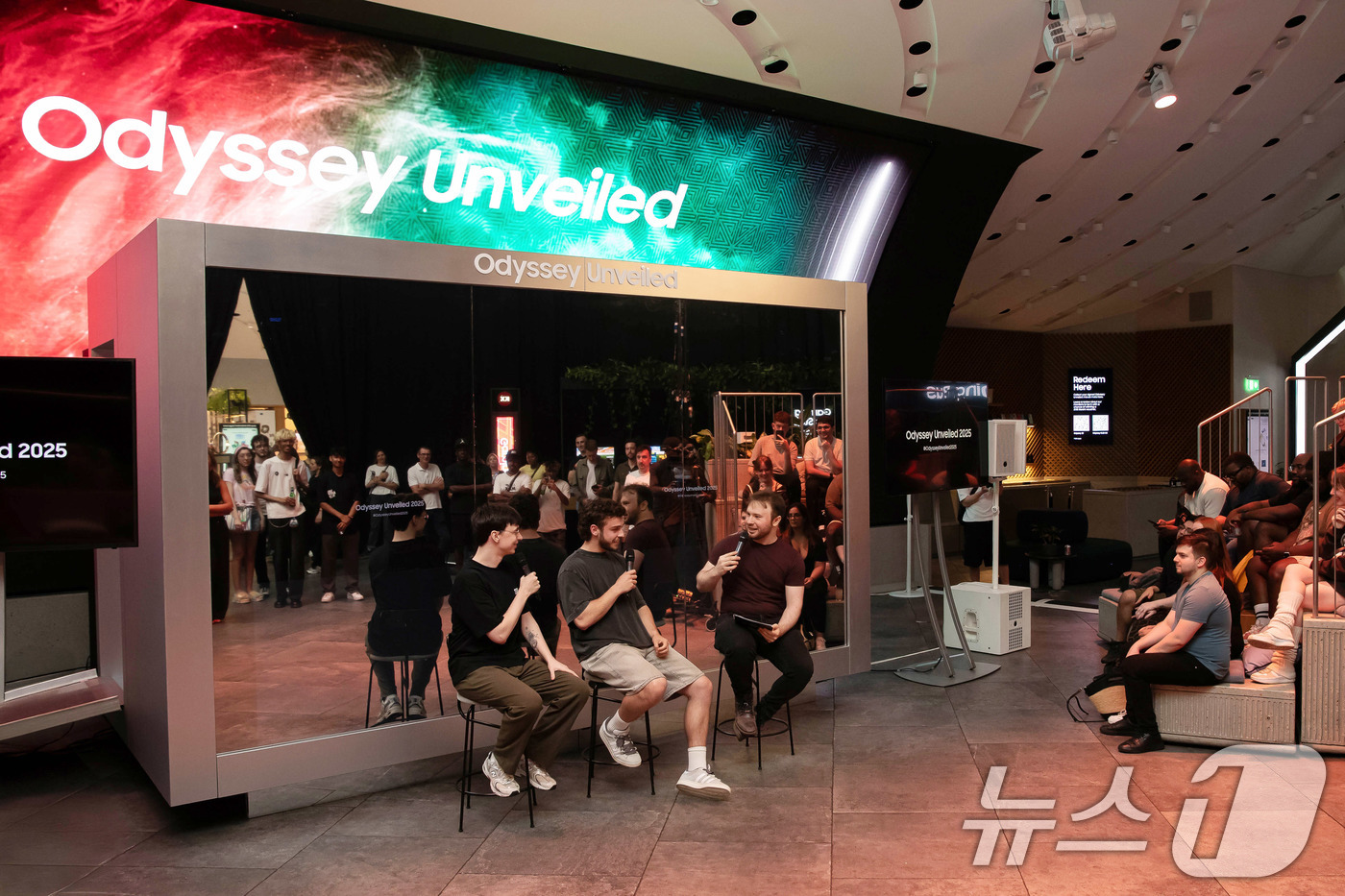 (서울=뉴스1) = 삼성전자가 13일(현지시간) 영국 런던에 위치한 삼성전자 브랜드 체험관 '삼성 킹스크로스(Samsung KX)'에서 오디세이 게이밍 모니터 팬들과 함께하는 '오 …