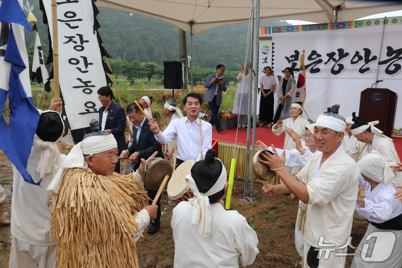 본문 이미지 -  최재형 보은군수&#40;가운데&#41;가  장안면 전통민속보존회원들과 어우러져 신명풀이를 하고 있다.  &#40;보은군 제공.재팬매 및 DB금지&#41; /뉴스1  