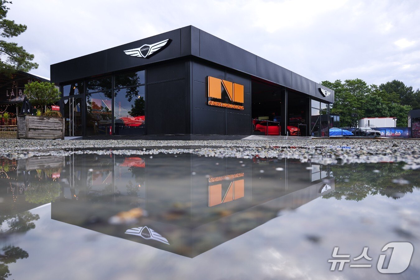 본문 이미지 - 르망 24시 현장 제조사 빌리지&#40;Manufacturer Village&#41;에 마련된 제네시스 전시 부스의 모습.&#40;제네시스 제공&#41; 