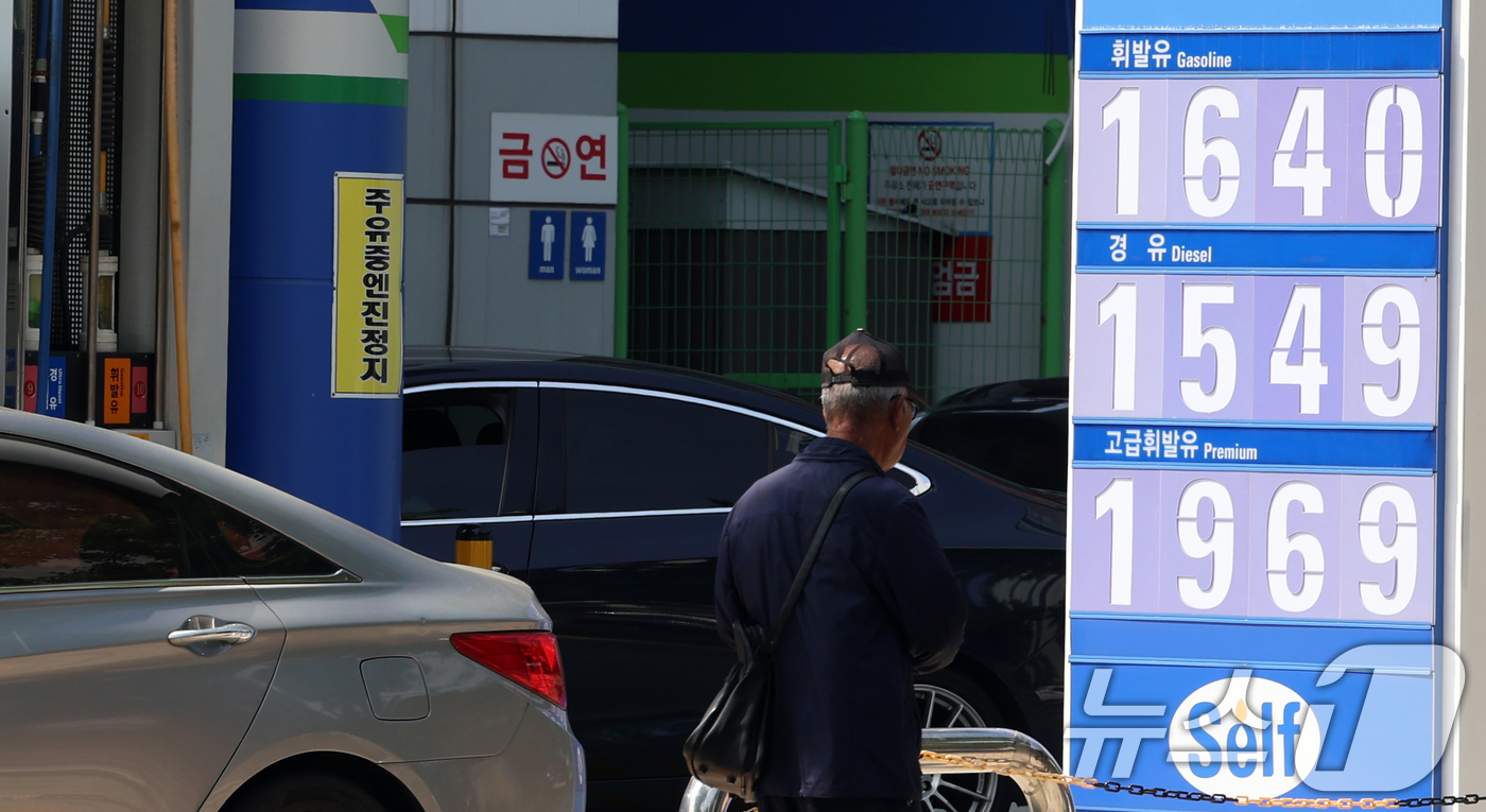 (서울=뉴스1) 김명섭 기자 = 이번 주 국내 주유소 휘발유와 경유의 주간 평균 가격이 5주 연속 하락했다.지난 14일 한국석유공사 유가정보시스템 오피넷에 따르면 6월 둘째 주(8 …