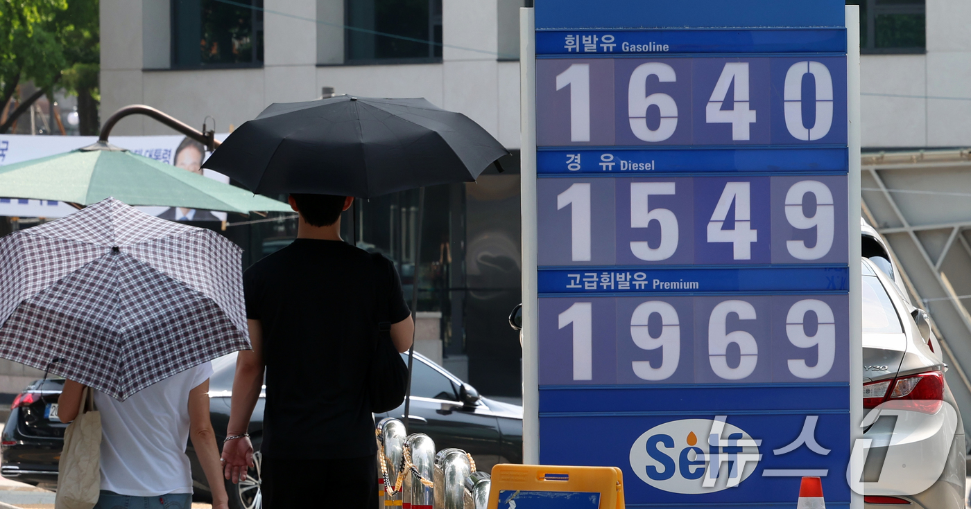 (서울=뉴스1) 김명섭 기자 = 이번 주 국내 주유소 휘발유와 경유의 주간 평균 가격이 5주 연속 하락했다.지난 14일 한국석유공사 유가정보시스템 오피넷에 따르면 6월 둘째 주(8 …