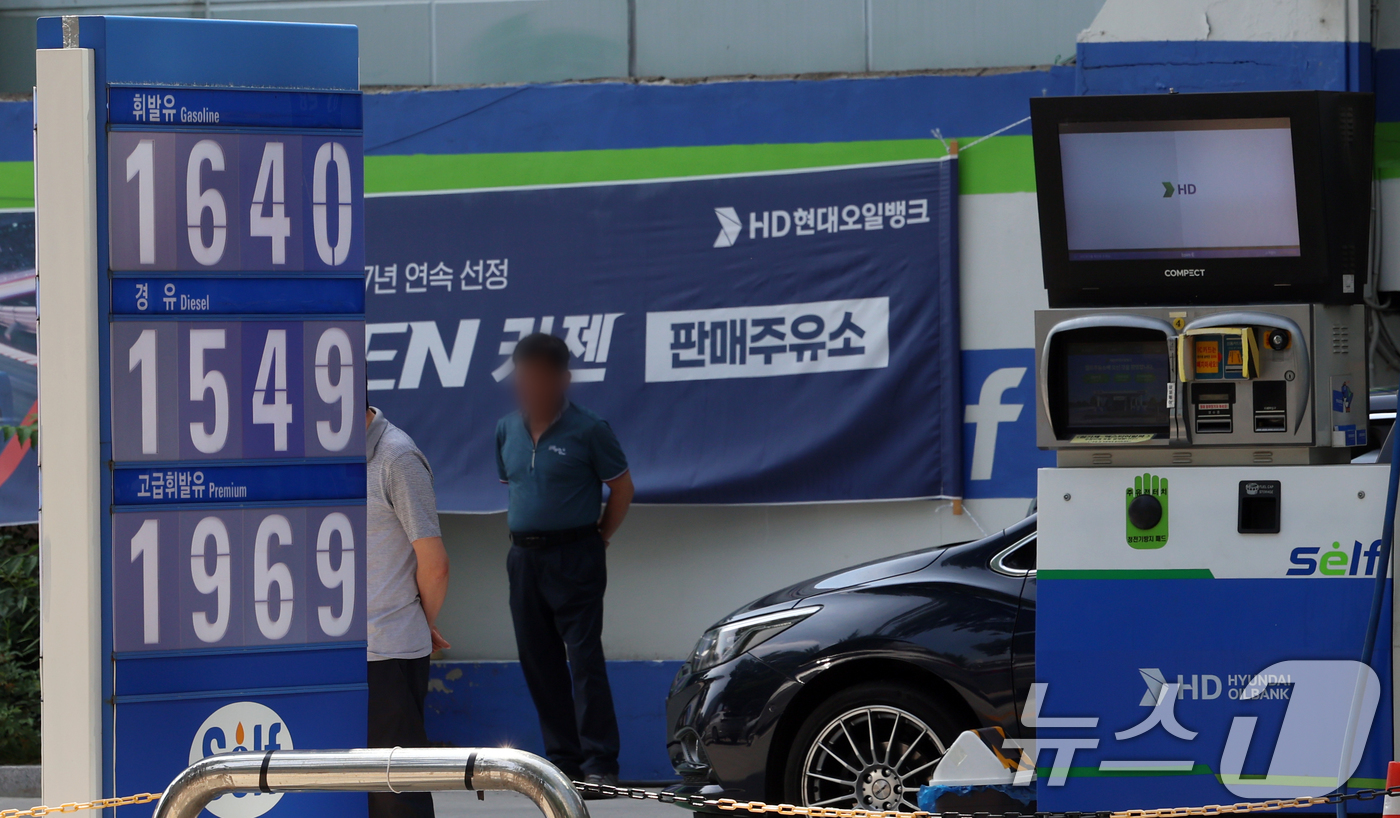 (서울=뉴스1) 김명섭 기자 = 이번 주 국내 주유소 휘발유와 경유의 주간 평균 가격이 5주 연속 하락했다.지난 14일 한국석유공사 유가정보시스템 오피넷에 따르면 6월 둘째 주(8 …