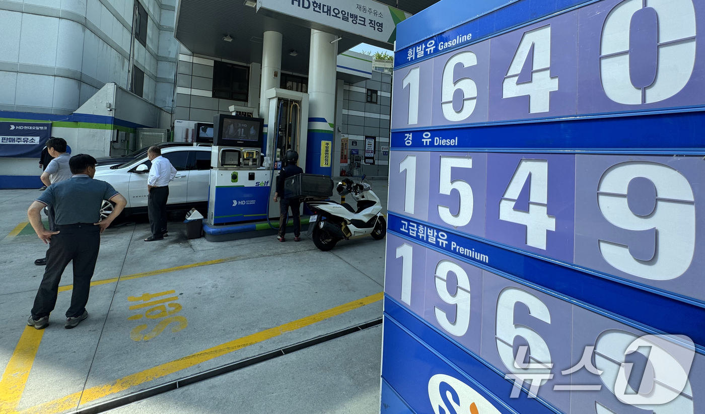 (서울=뉴스1) 김명섭 기자 = 이번 주 국내 주유소 휘발유와 경유의 주간 평균 가격이 5주 연속 하락했다.지난 14일 한국석유공사 유가정보시스템 오피넷에 따르면 6월 둘째 주(8 …