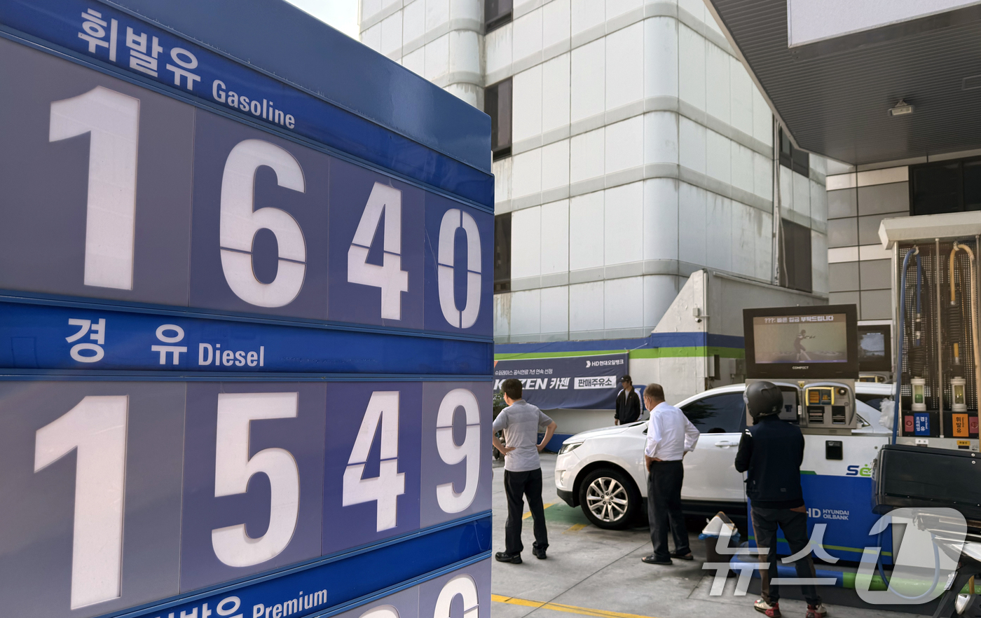 (서울=뉴스1) 김명섭 기자 = 이번 주 국내 주유소 휘발유와 경유의 주간 평균 가격이 5주 연속 하락했다.지난 14일 한국석유공사 유가정보시스템 오피넷에 따르면 6월 둘째 주(8 …