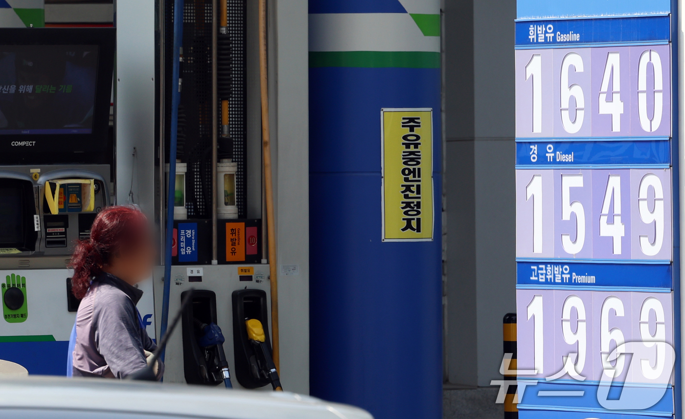 (서울=뉴스1) 김명섭 기자 = 이번 주 국내 주유소 휘발유와 경유의 주간 평균 가격이 5주 연속 하락했다.지난 14일 한국석유공사 유가정보시스템 오피넷에 따르면 6월 둘째 주(8 …